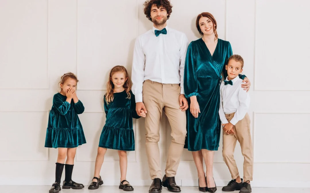 Tenues festives assorties pour Noël en famille